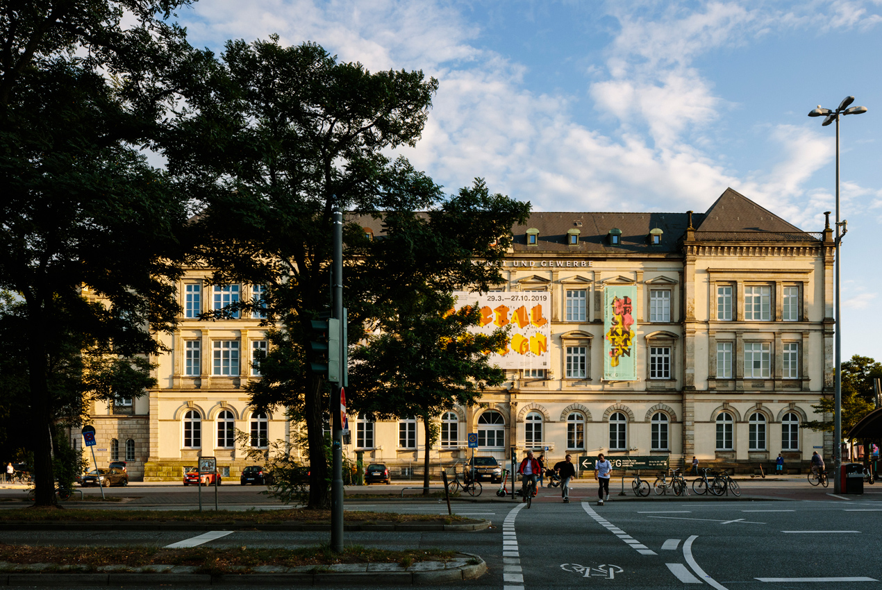 Banner for the exhibition 'ALLES KNETEN – Metamorphose eines Materials' at the facade of Museum für Kunst und Gewerbe Hamburg